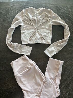 ALO Yoga Light Pink/Open Beige Crochet Pullover and Leggings Set small medium